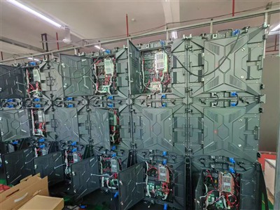 29. augustil 2021 viidi Prantsusmaa kliendile mõeldud 45-ruutmeetrise P3.91 välise LED-ekraaniga ...